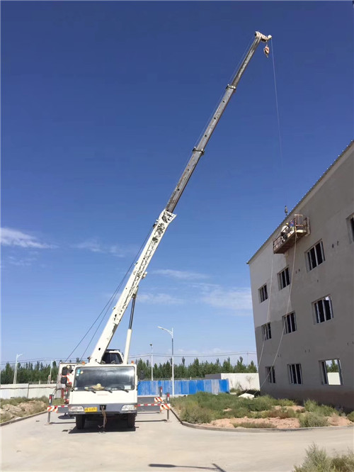 改则县“轻装强干”—— 吊车的 “轻量化臂架” 技术